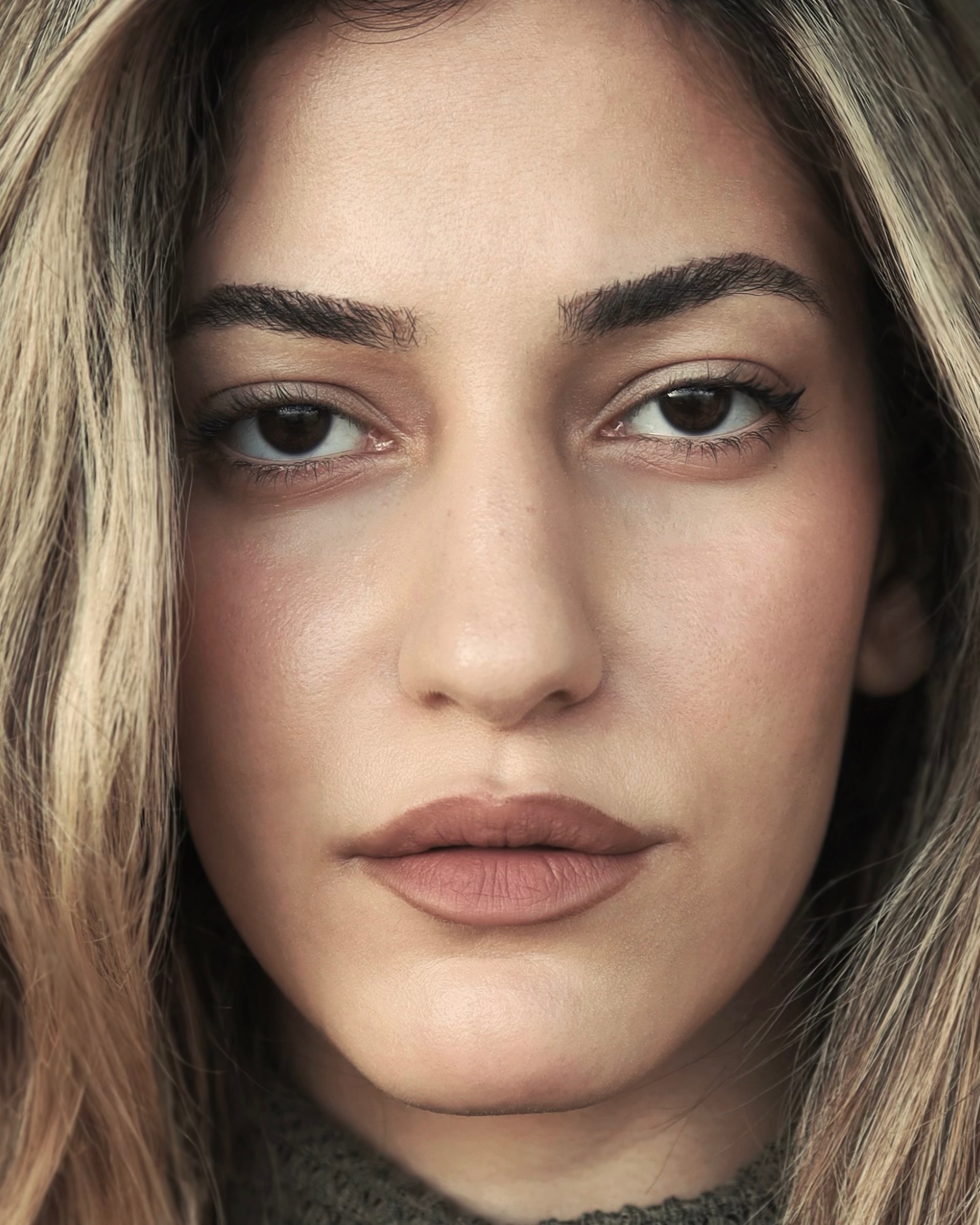 Elora Ellis — luminous skin, soft grey background